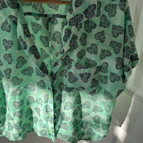 3/$30 ABOUND Cropped Boxy Short Sleeve Collared Shirt in Mint with Hearts 🖤 - Picture 2 of 6
